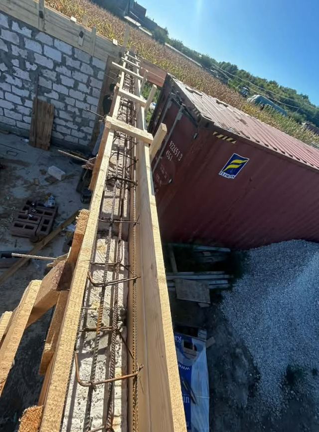 Cofraj și armătură pentru centura din beton armat peste zidărie