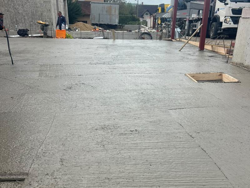 Curte betonată proaspăt, turnată cu pompa și finisată