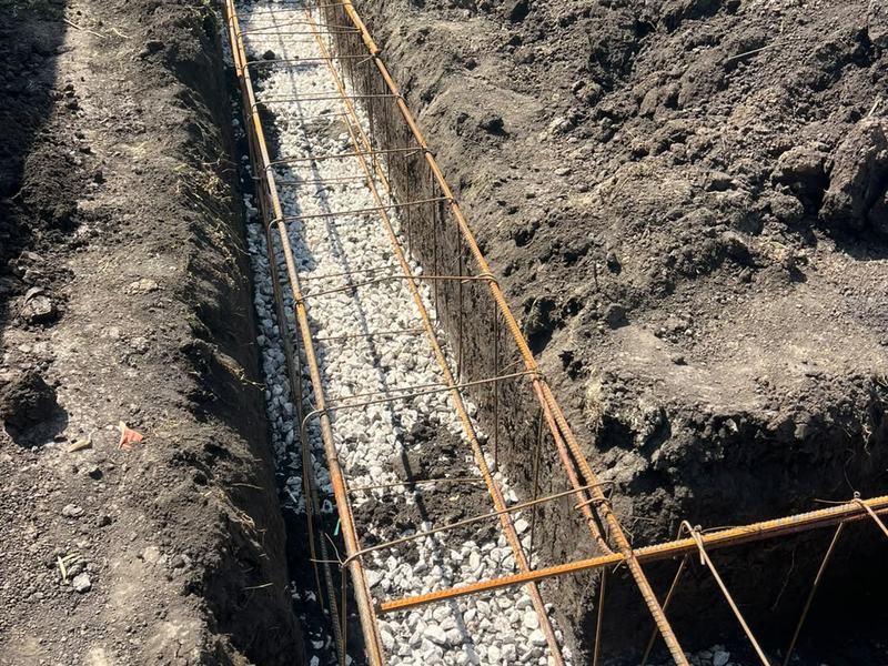 Fundație în bandă: carcase de armătură pe pernă de piatră spartă