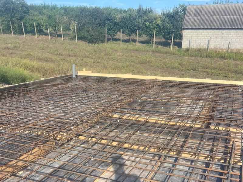 Armătura unui planșeu monolit, în două rânduri, pe cofraj