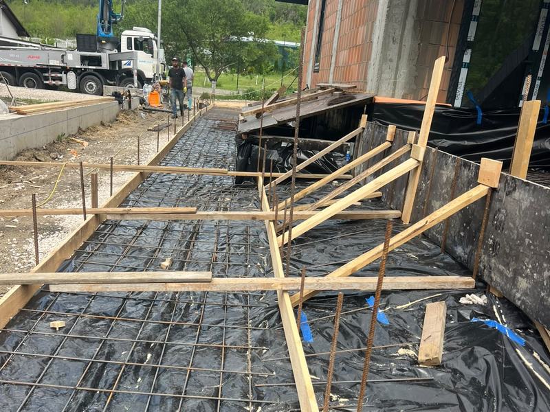 Terasă cu plasă de armătură pe folie și cofraj pentru scări, lângă pompa de beton